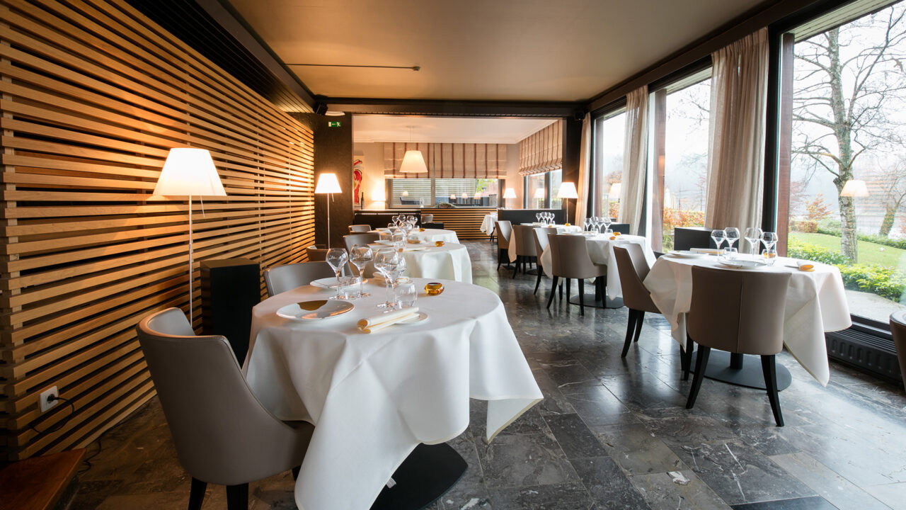 Restaurant élégant avec tables dressées, grande baie vitrée - Boutique Hôtel Liège - Robert Hôtels