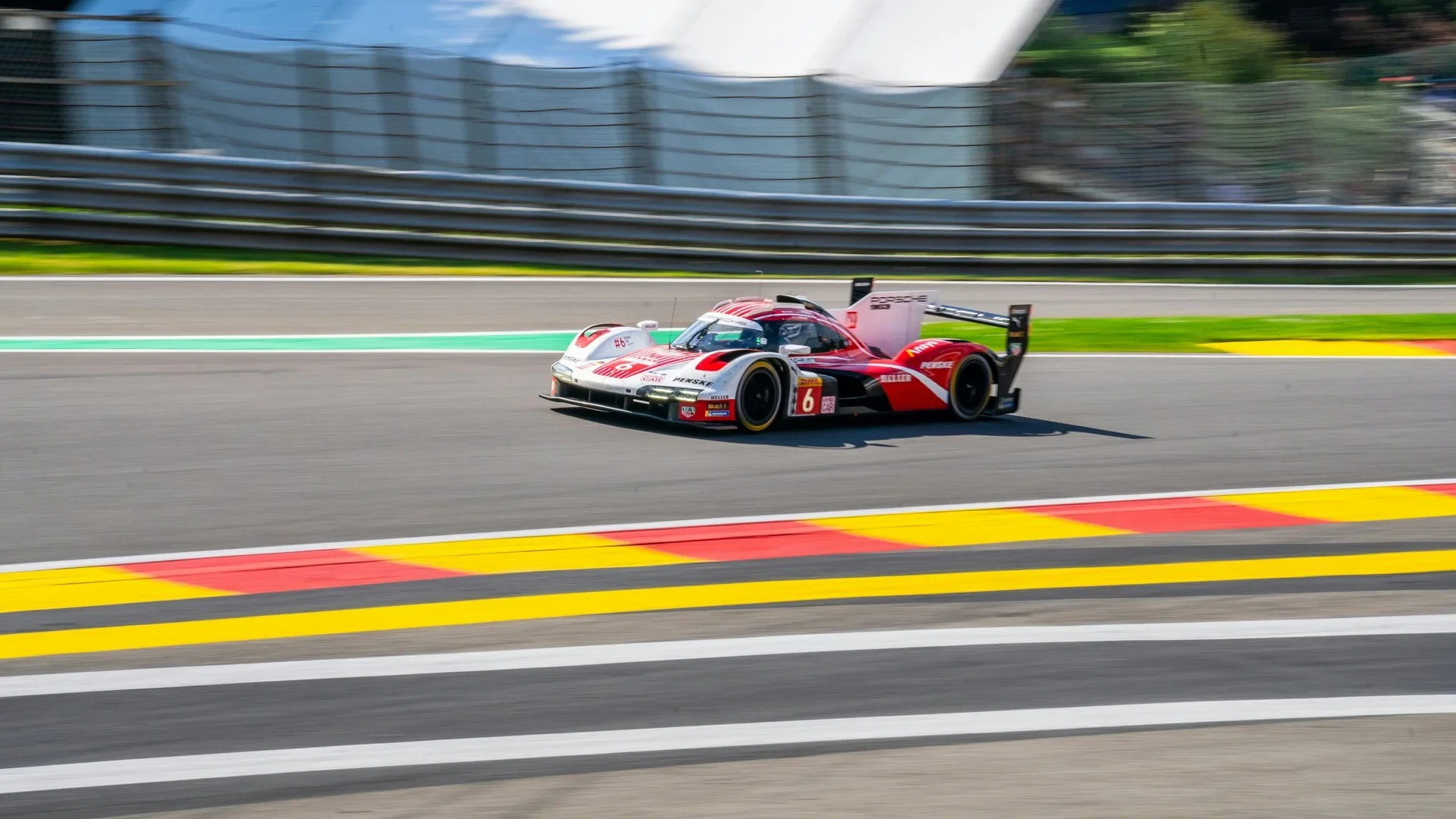 Voiture de course rouge sur circuit - Séjour Wellness Belgique - Robert Hôtels