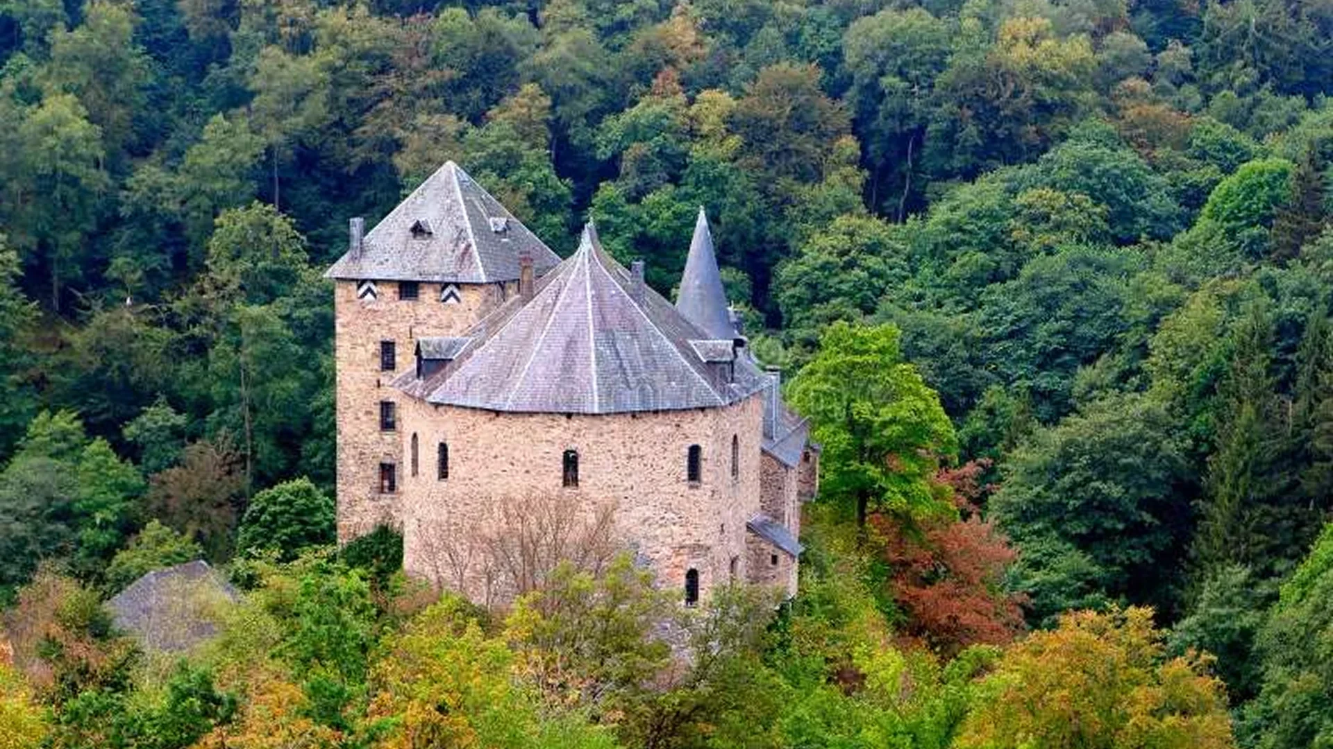 Château médiéval entouré de forêt verdoyante - Séjour Wellness Belgique - Robert Hôtels