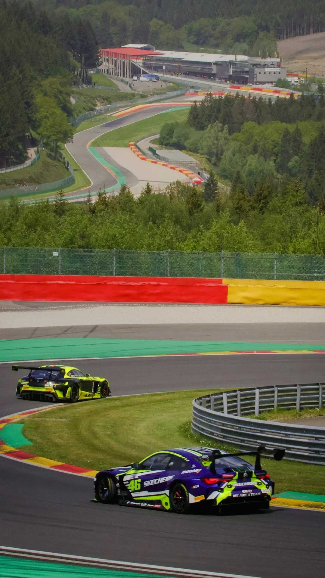 Courses automobiles sur circuit sinueux en forêt - Séjour Wellness Belgique - Robert Hôtels