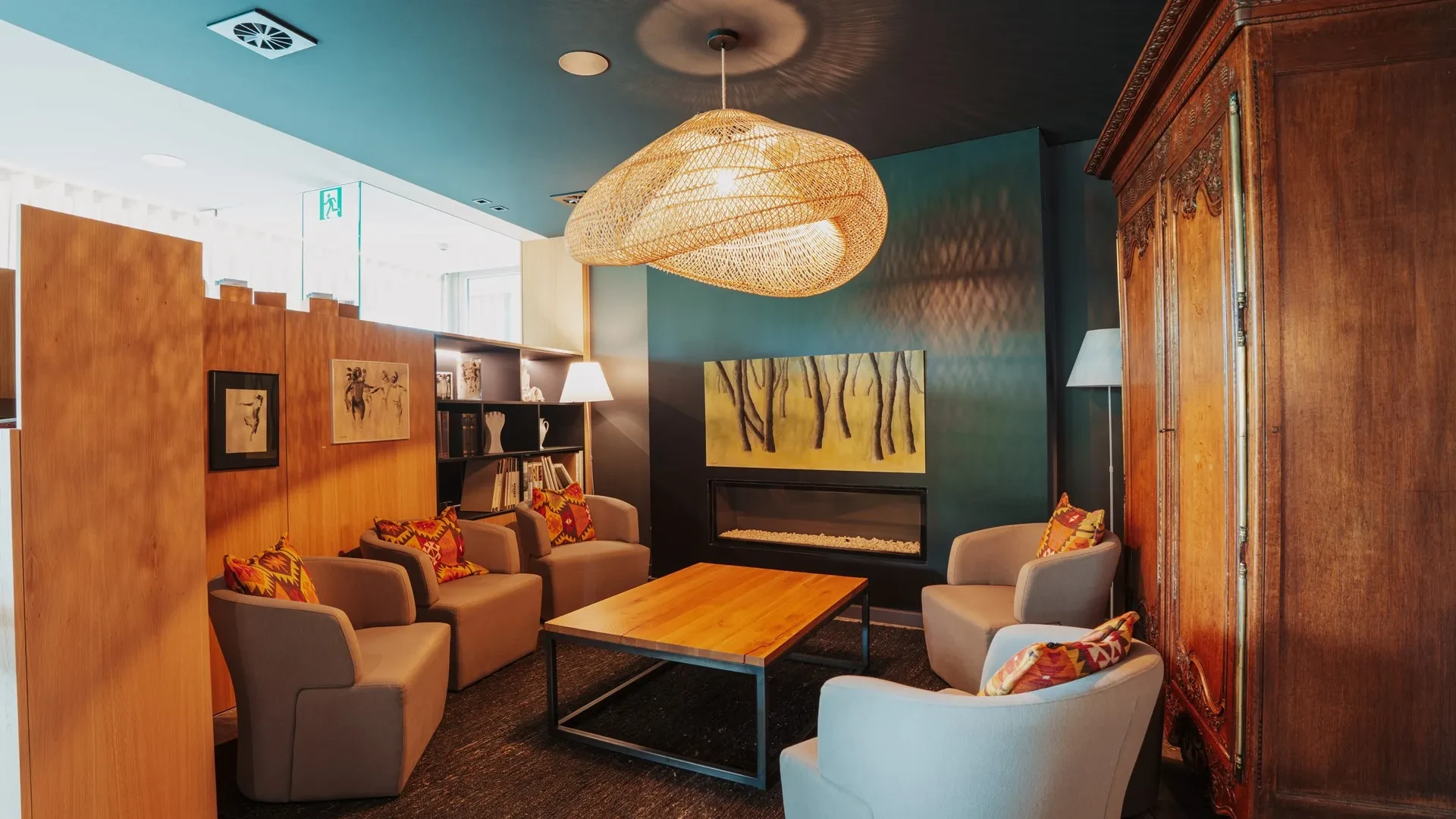 Salon confortable avec cheminée et étagères.