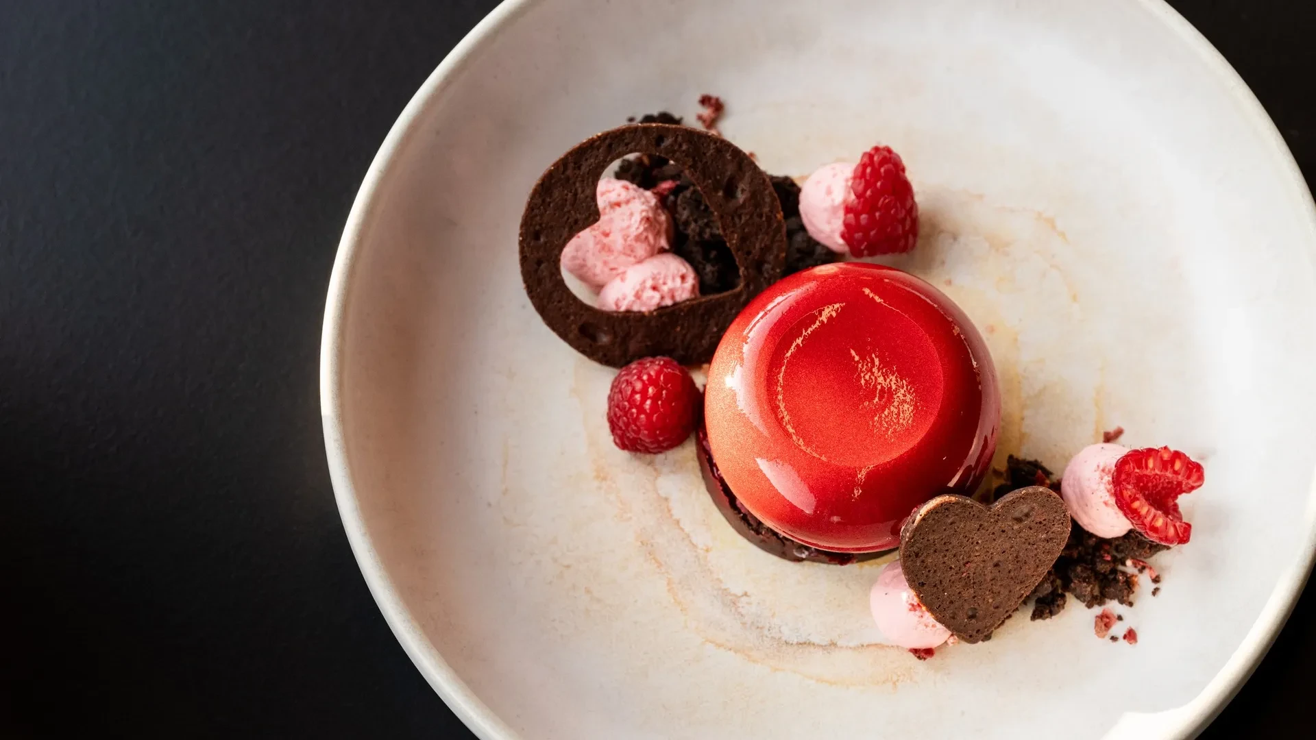 Dessert chocolat framboise sur assiette blanche
