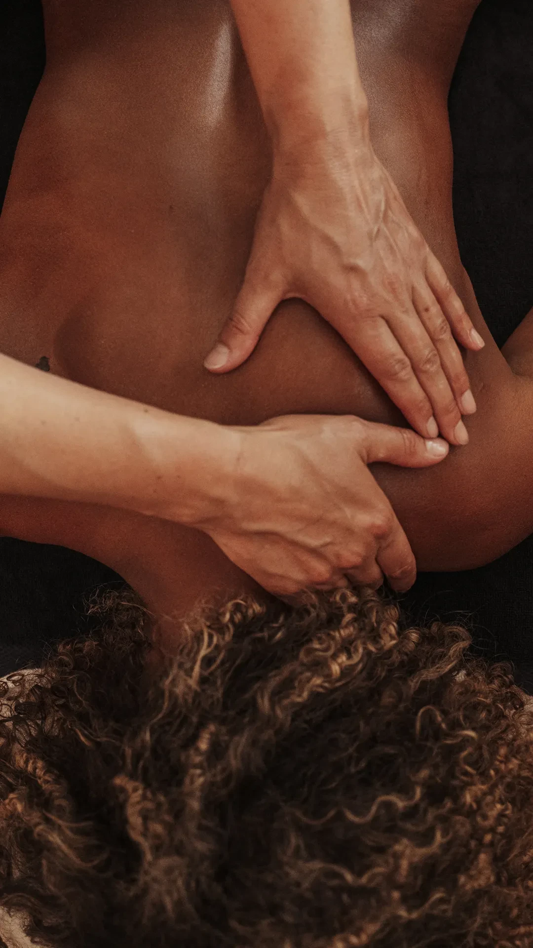 Personne recevant un massage relaxant sur le dos.