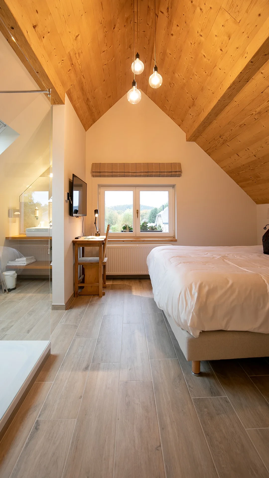 Chambre moderne avec plafond en bois et grandes fenêtres.