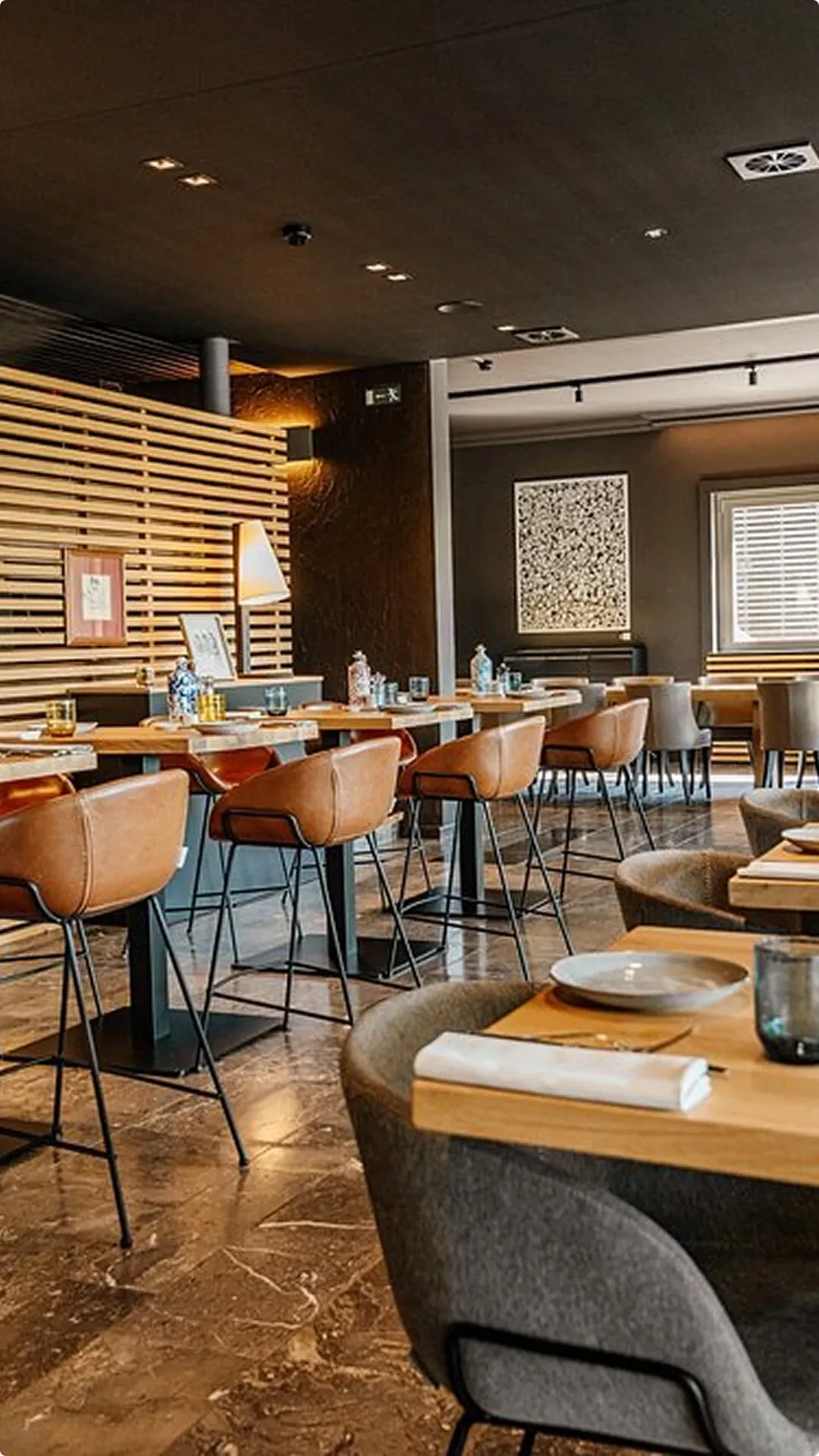 Intérieur moderne d'un restaurant avec tables et chaises.