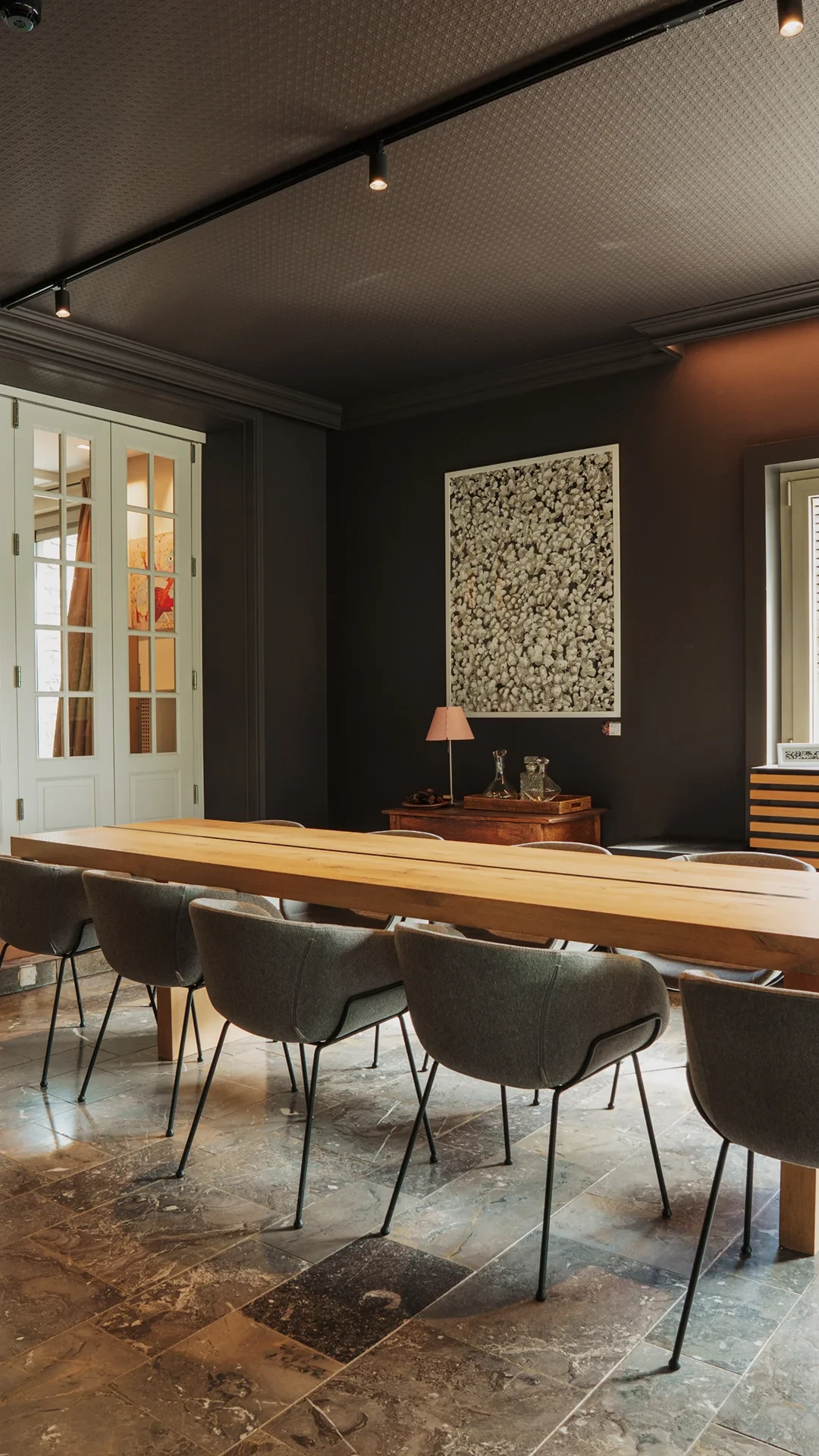 Salle à manger élégante avec table bois et chaises.