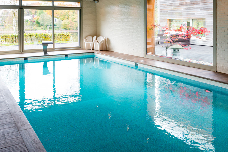 Piscine intérieure moderne avec grandes fenêtres - Hôtel Robertville - Robert Hôtels
