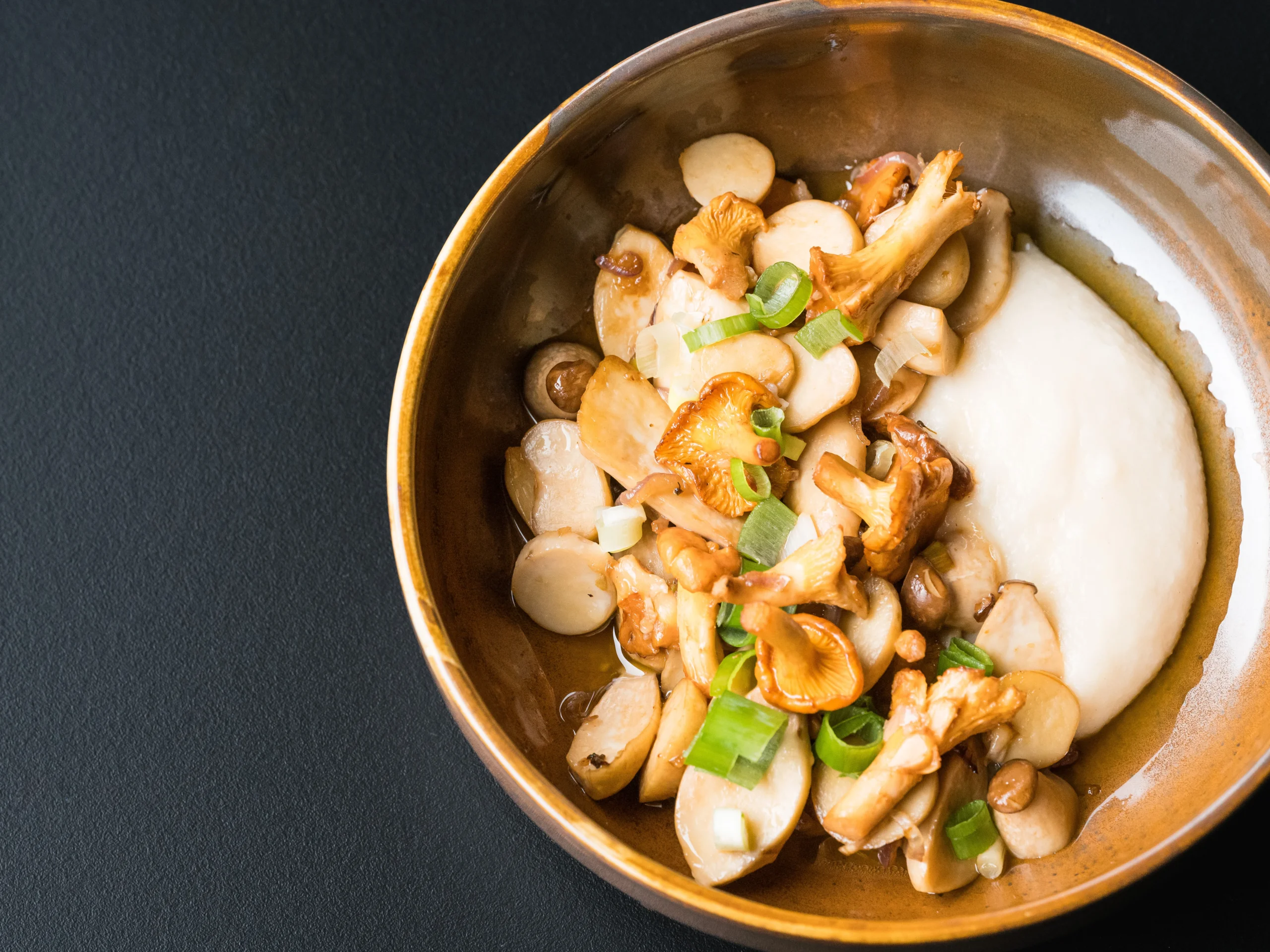 Assiette de champignons et purée, vue de dessus.