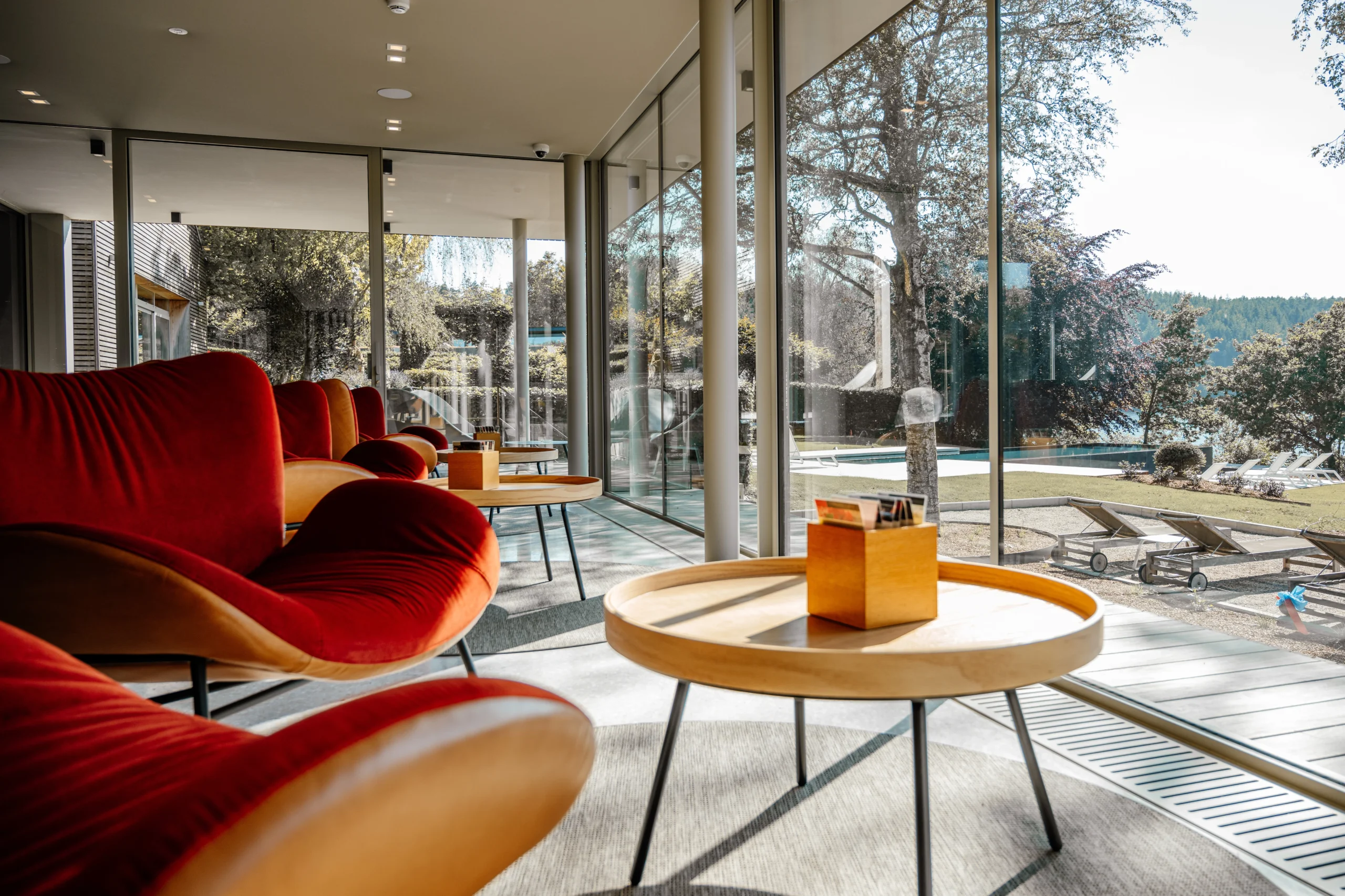 Salon moderne avec vue sur jardin et piscine - Séminaire Ardennes - Robert Hôtels
