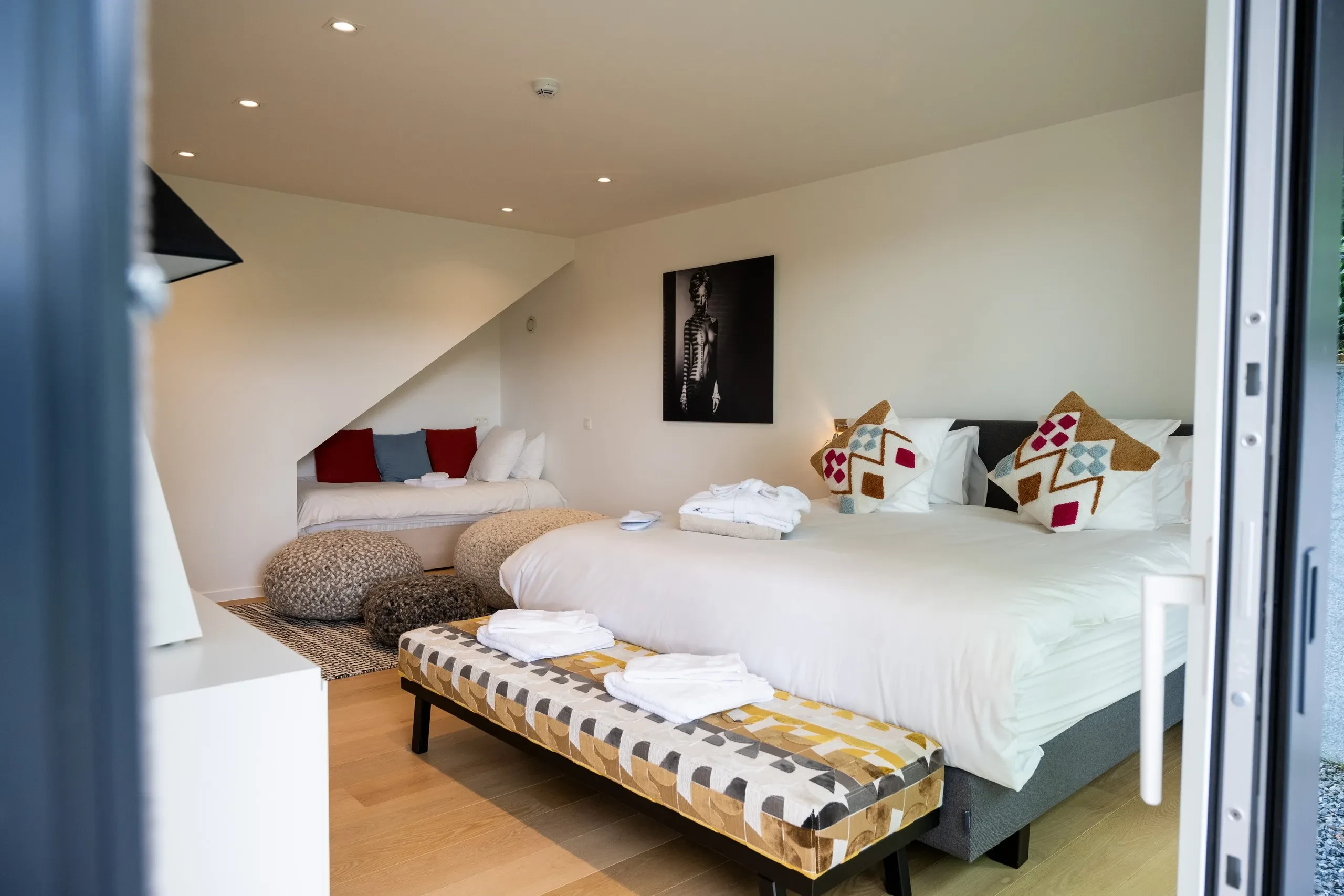 Chambre moderne avec lit double et décoration colorée.