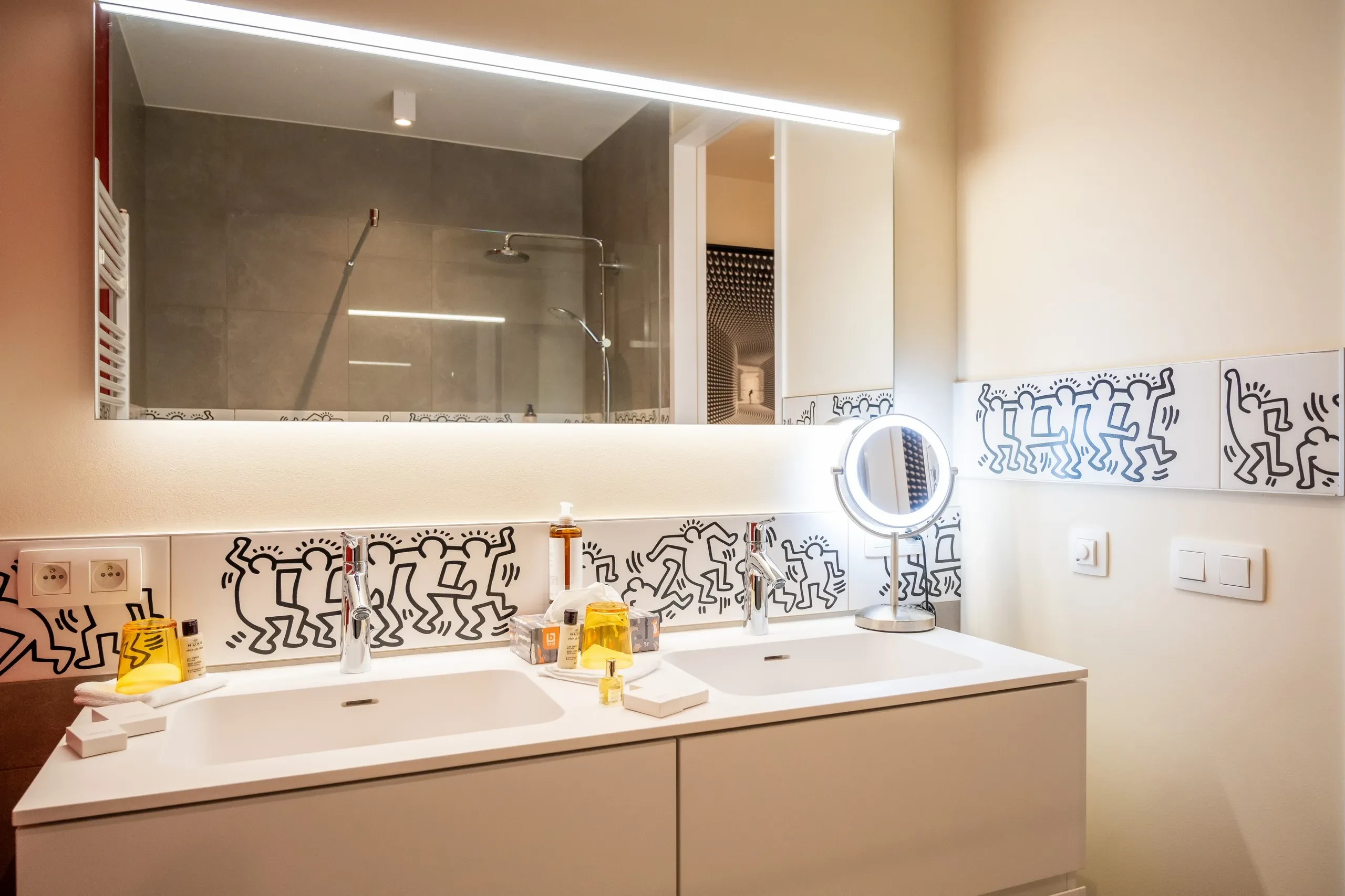 Salle de bain moderne avec décorations graphiques.