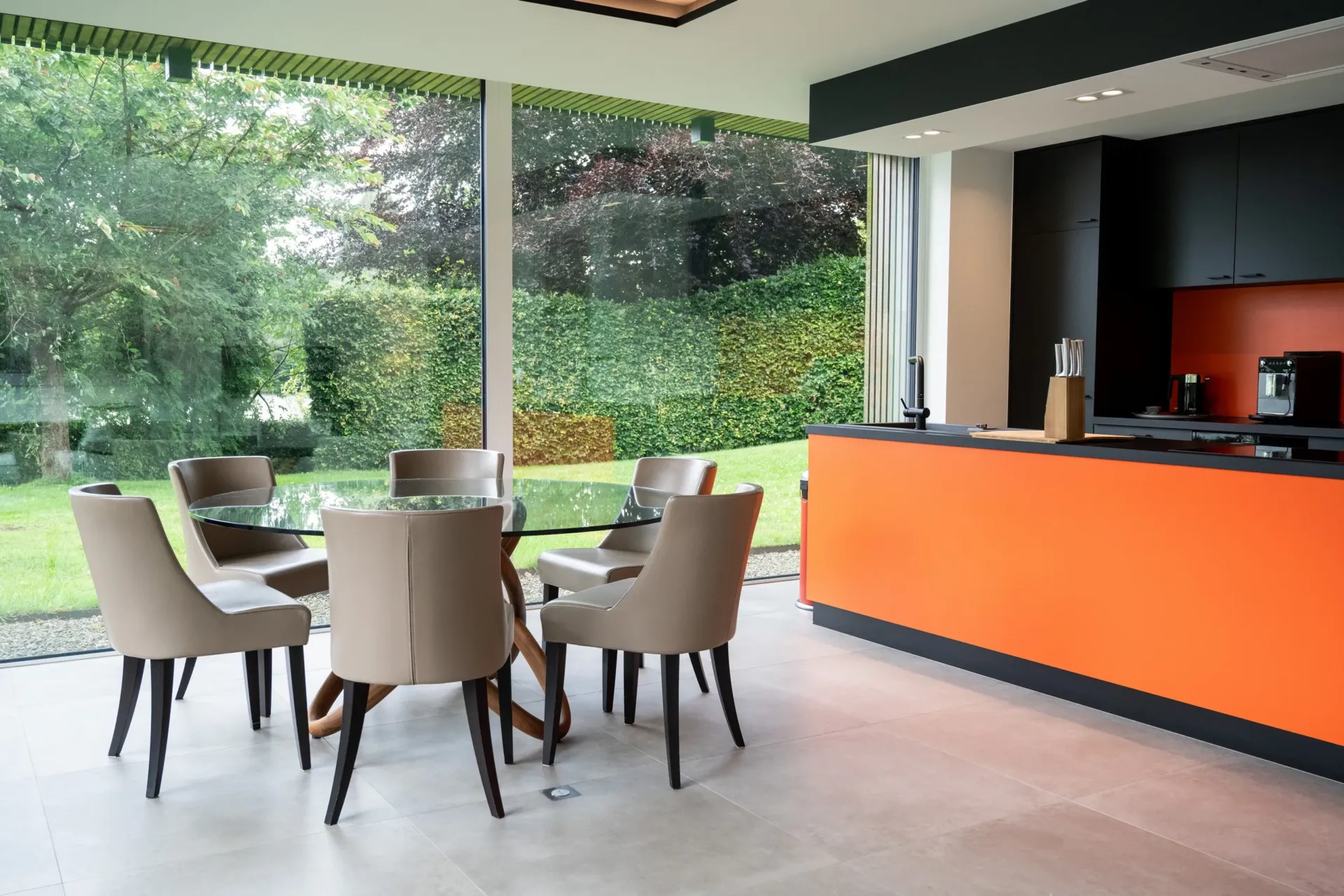 Cuisine moderne avec vue sur jardin verdoyant.